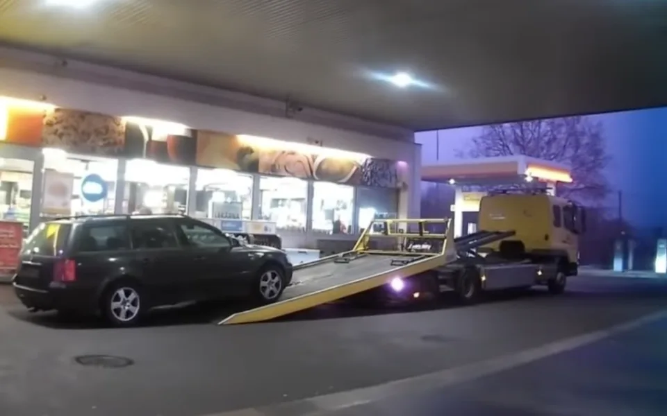 VIDEO: Řidičovi odtáhli dvě auta v jeden den. Dej mi pouta, zavři mě, prosil strážníka