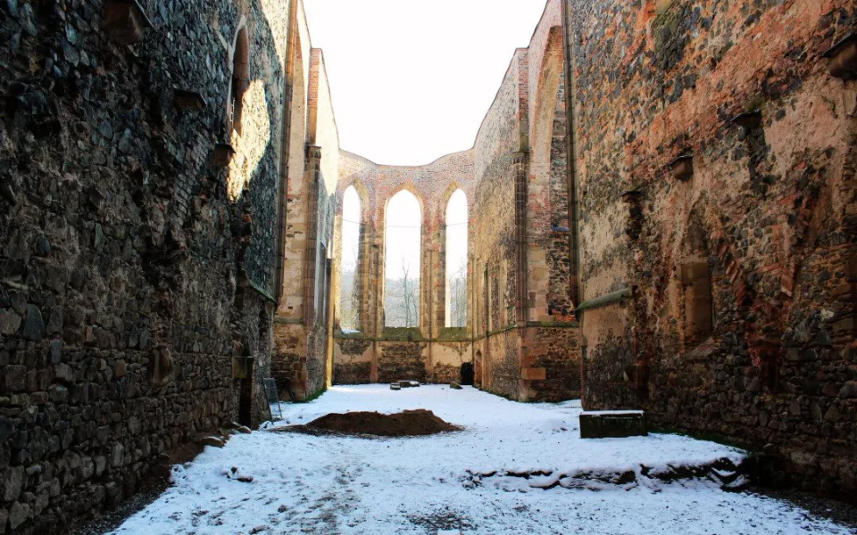 Klášter na Brněnsku vydal cenné poklady. Archeologové v Rosa Coeli našli historickou dlažbu i šperky