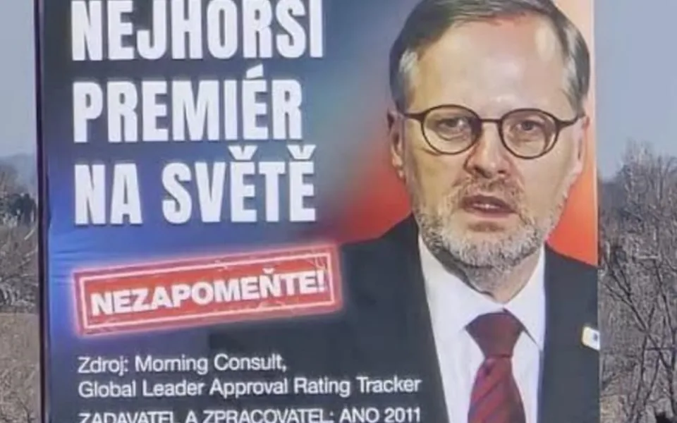 Fiala je nejhorší premiér na světě, napsalo ANO na billboardy. Kampaní se bude zabývat úřad