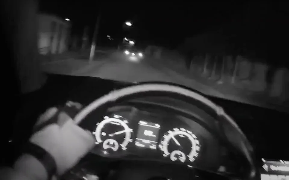 VIDEO: Mladík se po honičce s policisty schoval v poli. Byl na drogách a měl zákaz řízení