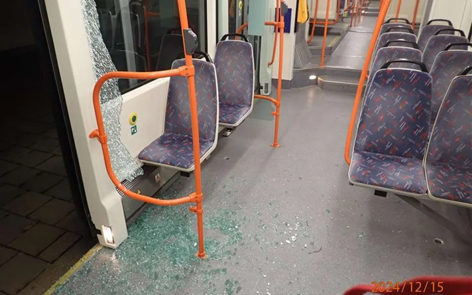 Brněnského dopravce trápí vandalové. Jezdí na střechách šalin nebo na vozy sprejují