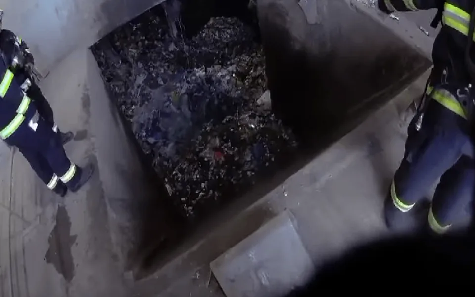 VIDEO: V brněnské spalovně doutnal zásobník s odpadem. Někdo do popelnice nasypal žhavý popel