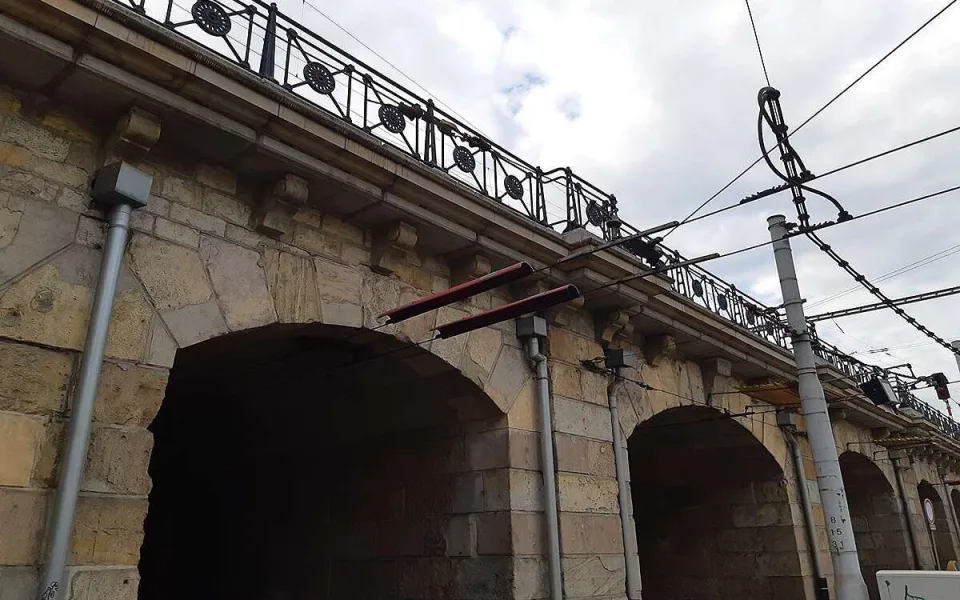 Brňany čeká další dopravní omezení. Pět měsíců neprojedou pod viaduktem v Křenové ulici