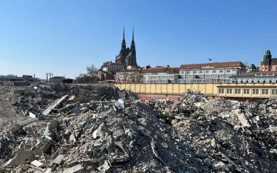 FOTOGALERIE: Z obchoďáku zbyly jen sutiny. Bývalý brněnský Prior dělníci srovnali se zemí