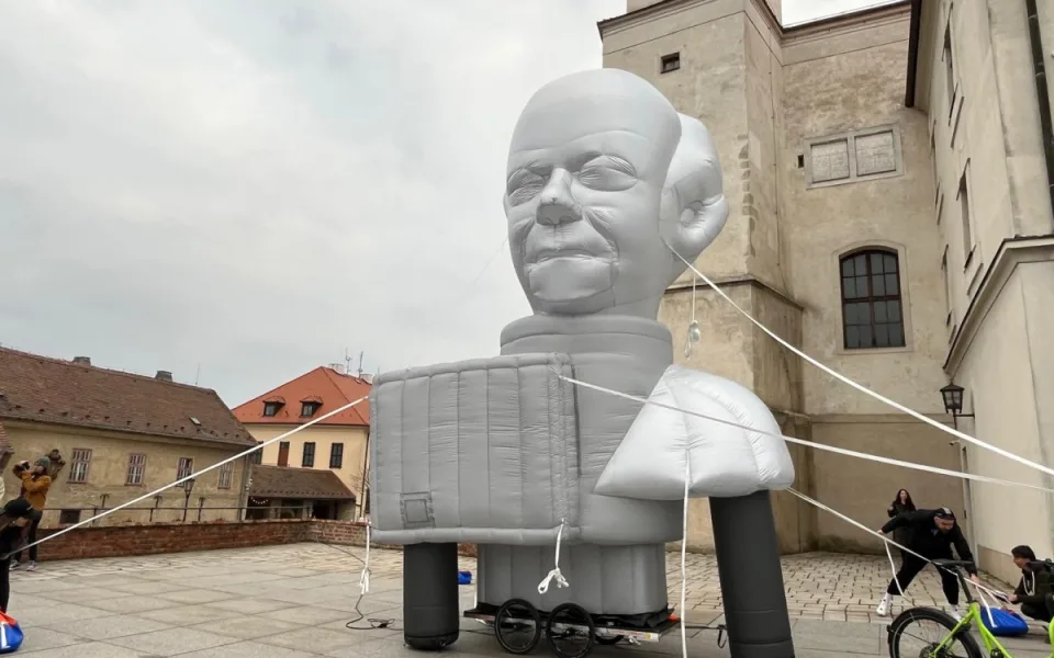 VIDEO: Na Špilberku odhalili obří sochu architekta Bohuslava Fuchse. Nafukovací dílo bude putovat po městě
