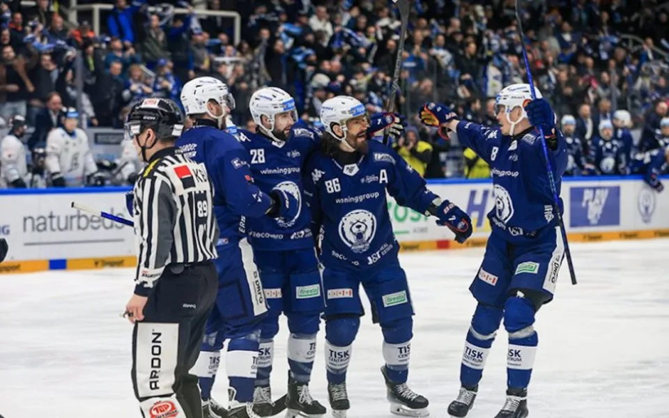 Kometa před vyprodanou halou porazila Vary a je jednu výhru od semifinále