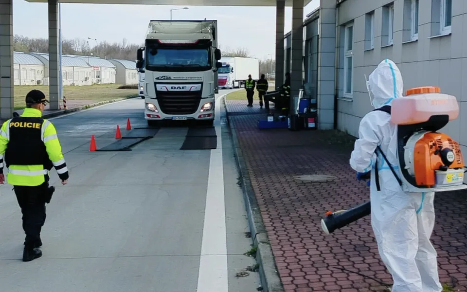 Kontroly nákladní dopravy kvůli slintavce a kulhavce jsou nově i na přechodech Hatě a Mikulov