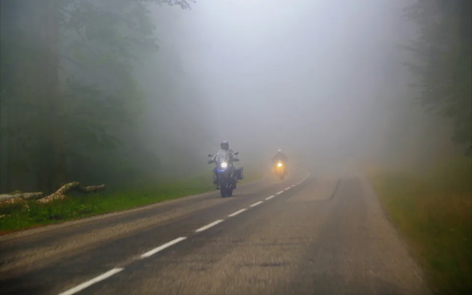 Jihomoravští policisté řešili od začátku roku již 28 dopravních nehod s účastí motorkáře. Po zimních měsících doporučují opatrnost