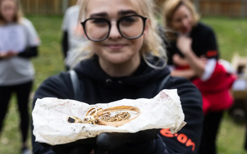 E.ON už podeváté uklízel Česko. Dvě stovky zaměstnanců našly v přírodě zakopané zlato i vyhozený elektroměr