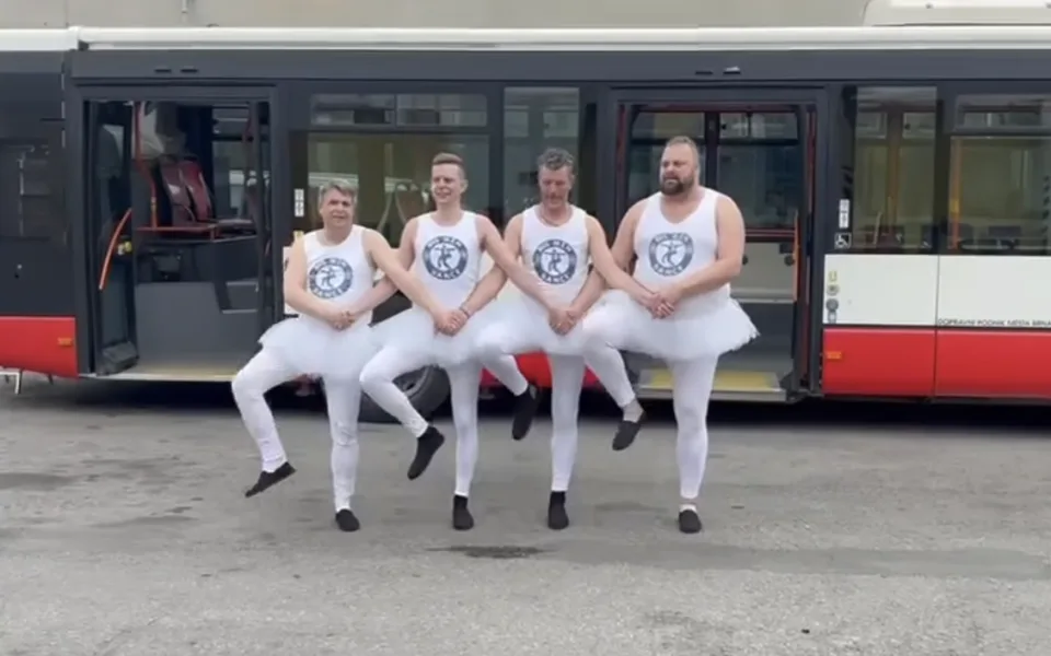 VIDEO: Autobusáci z Brna tančí, na zkouškách se kvůli šichtám sejdou málokdy. Chceme lidi pobavit, vysvětlují
