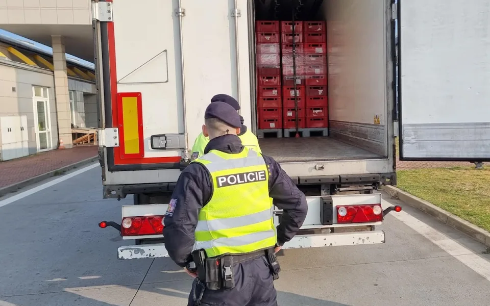 Policisté zkontrolovali na jihu Moravy kvůli slintavce 820 aut