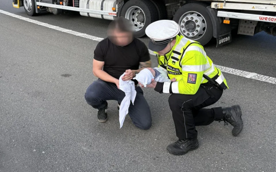 Řidič vyběhl z auta na dálnici u Brna s měsíčních chlapečkem, který nedýchal. Život mu zachránili policisté