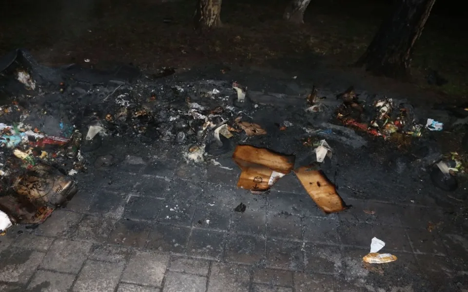 Muž zapálil tři kontejnery, aby se zahřál. Pak byl agresivní na policisty
