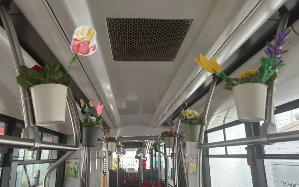 Ulice jihomoravské metropole brázdí jarní šalina. Zdobí ji desítky živých květin a dětské obrázky