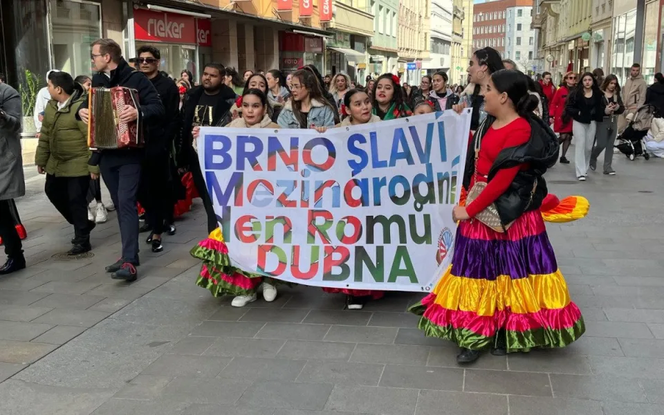 VIDEO: Romové v Brně oslavují svou kulturu. Za doprovodu hudby dotančili do centra města