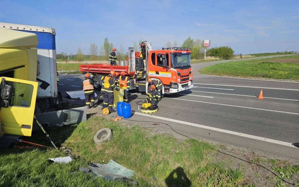 U Hrušek na Břeclavsku se střetl náklaďák s dodávkou. Jeden člověk zemřel