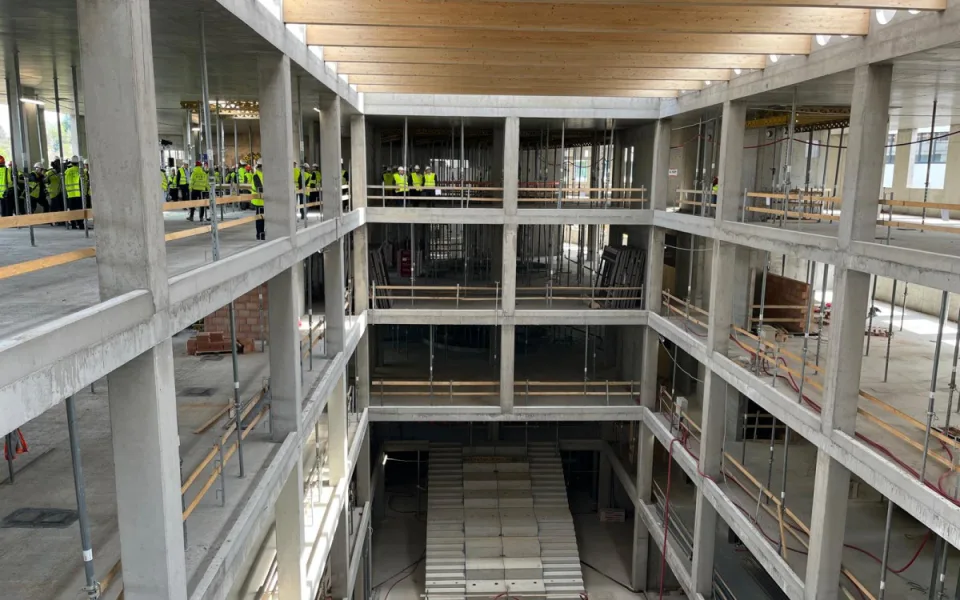 V Brně dokončují obří vzdělávací komplex. Pojme tisíce studentů, mohou tam vyvíjet léky