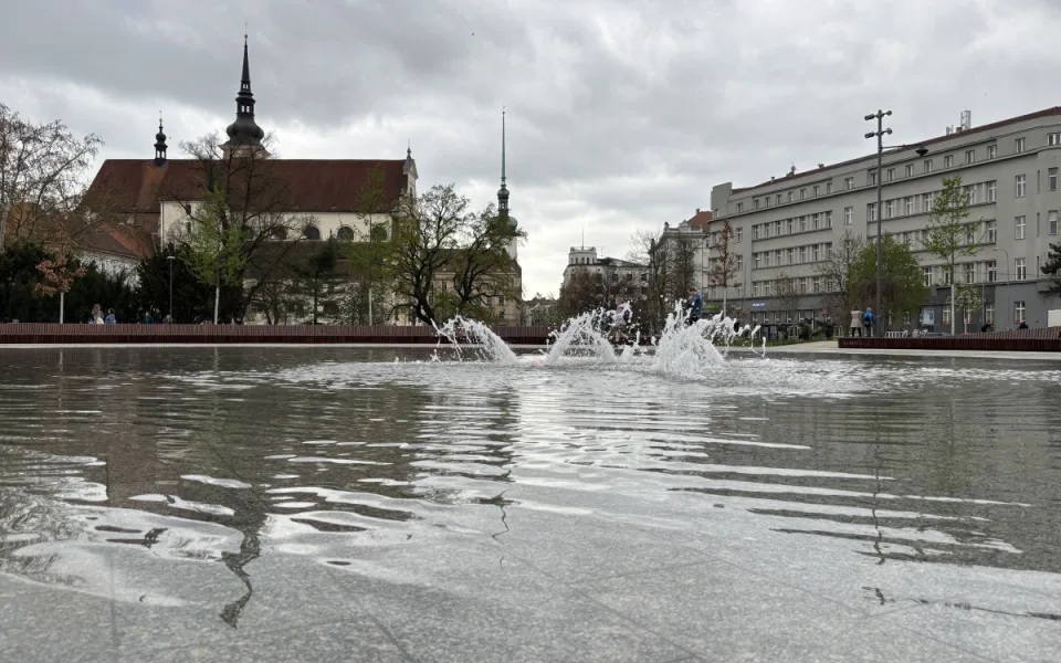 VIDEO: Pracovníci po zimě zvelebili park na Moraváku, opět tryská voda z kašny