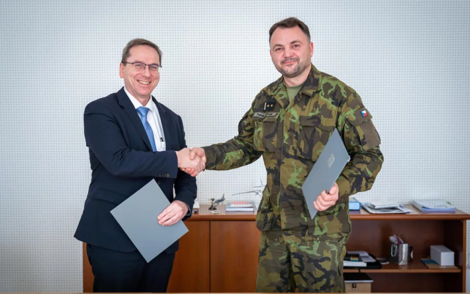 Brněnské VUT podepsalo memorandum s armádou. Studujícím poskytnou podmínky pro zapojení do aktivních záloh