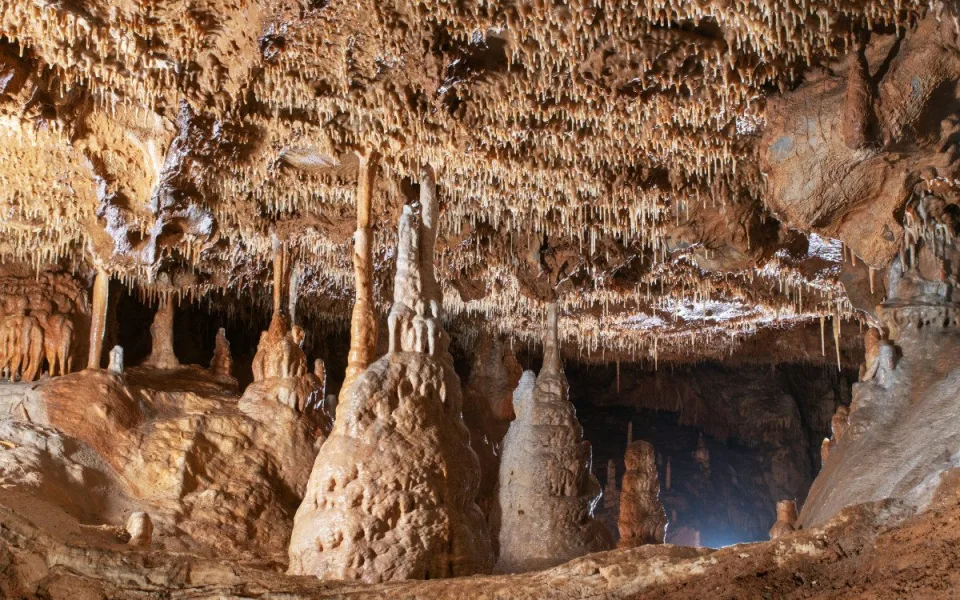 Před sto lety vkročili první turisté do jeskyně Balcarka v Moravském krasu