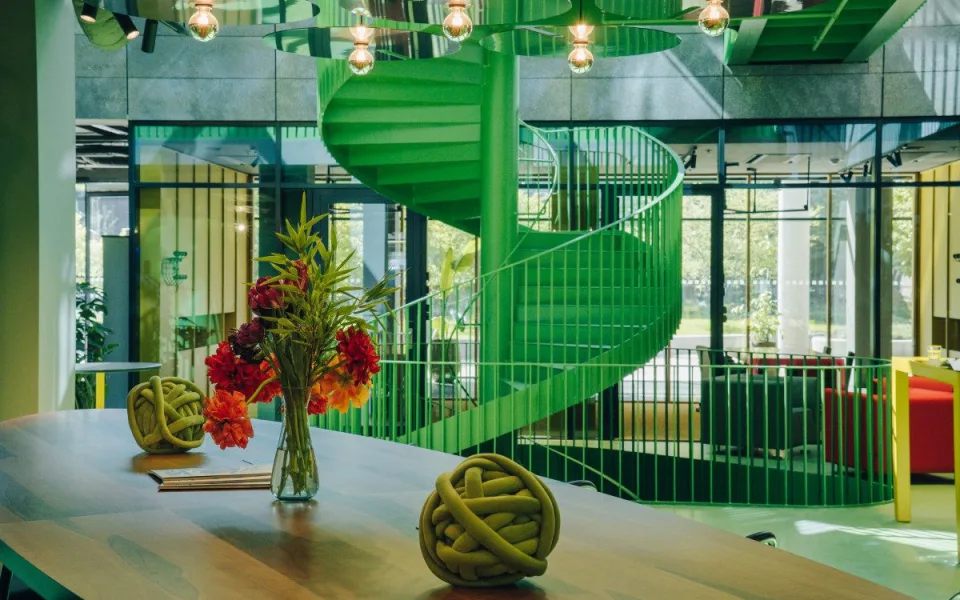 Coworking na Vlněně roste. Clubco přidává podcastové studio, eventový prostor i relax zónu