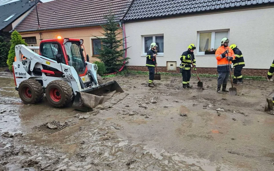 Přívalové deště zasáhly několik obcí na Hodonínsku. Hasiči museli odčerpávat vodu