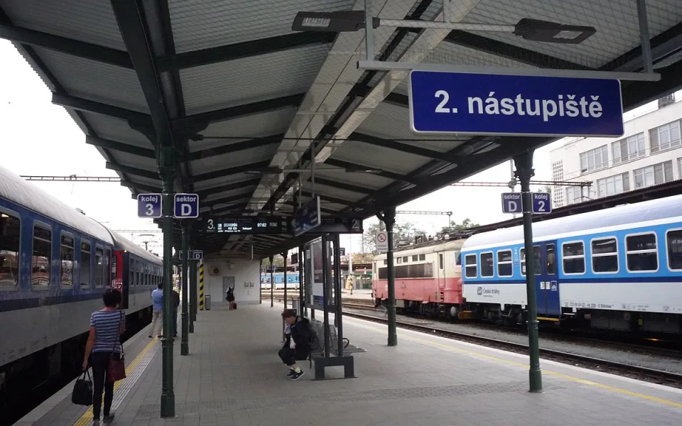 1200px-Hlavní_nádraží_Brno_-_2.nástupiště
