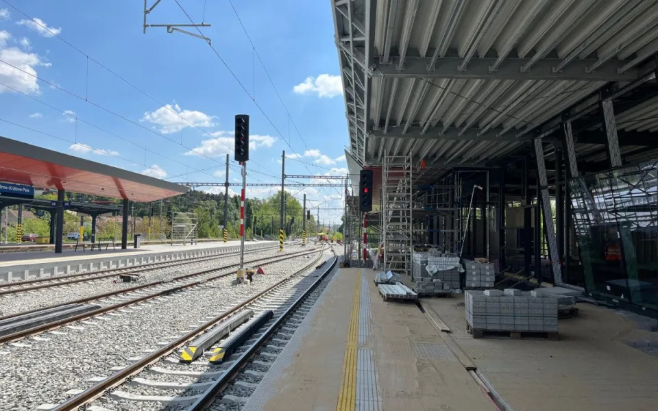 Rekonstrukce nádraží v Králově Poli postoupila. Lidé využijí nová nástupiště