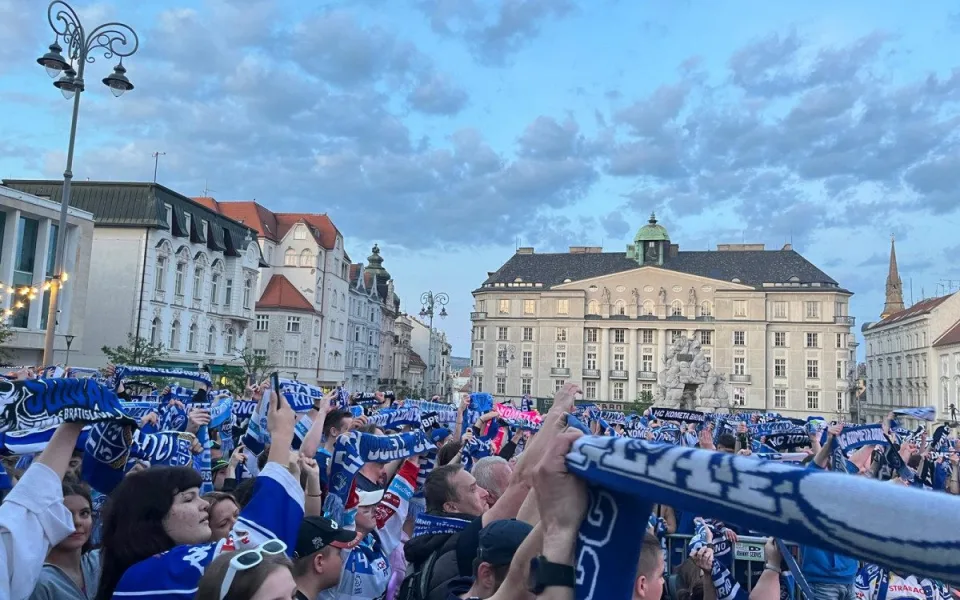VIDEO: Brno je v euforii. Fanoušci Komety slaví vítězství v extralize