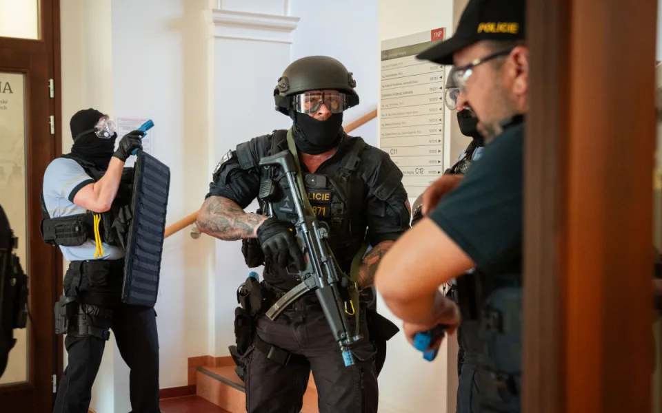 Na fakultu v Lednici vtrhl útočník. Záchranné složky tam trénovaly zásah