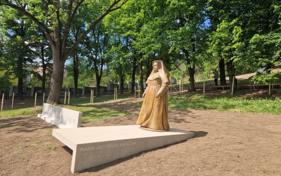 Park v brněnských Husovicích prošel obnovou. Má nové cesty i sochu své patronky