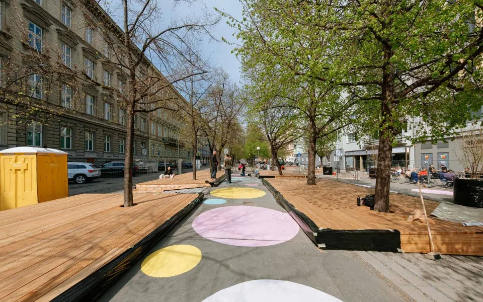 Parkoviště na brněnské Jarošce nahradily lavičky, zeleň a relaxační molo