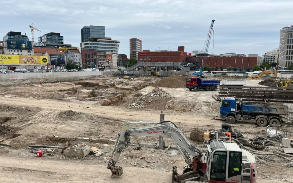 VIDEO: Dělníci odklidili sutiny ze zbouraného Prioru. Většina materiálu se zrecykluje