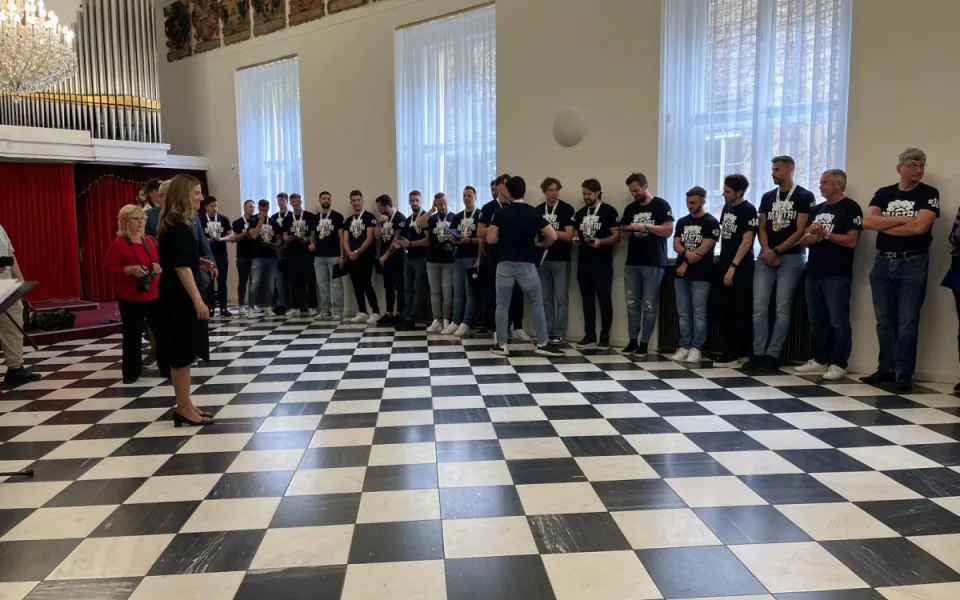 VIDEO: Zástupci Brna poděkovali hokejistům Komety. Každému darovali zlatý dukát