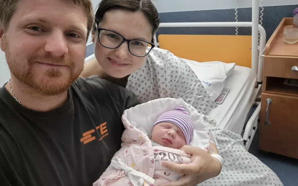 Liliance se chtělo na svět dříve. Maminka rodila doma na zemi, asistovali záchranáři