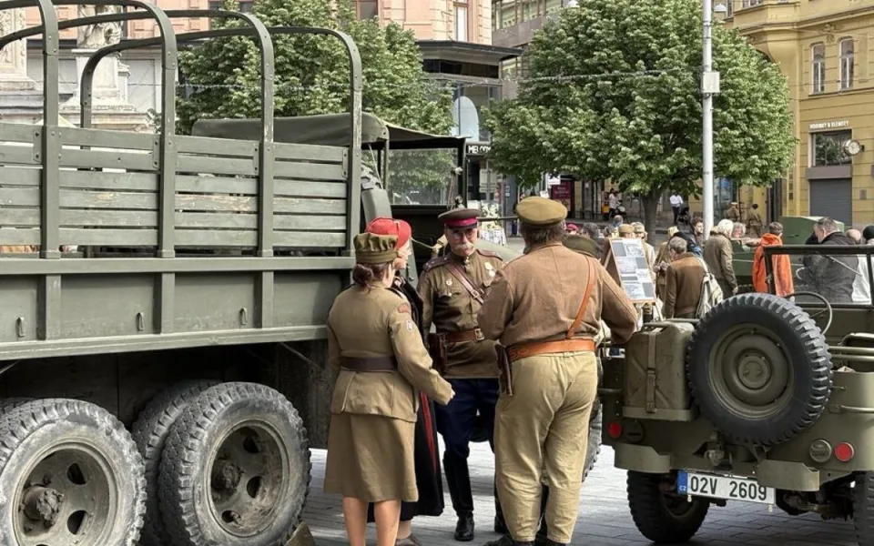 FOTO: Brno vzpomíná na konec války. Na náměstí Svobody parkují sovětské tanky