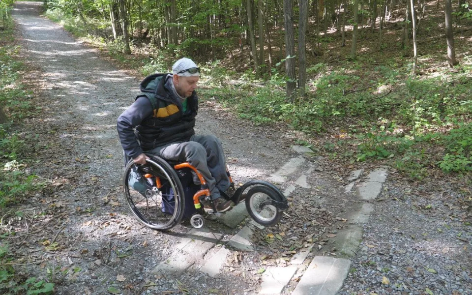 V brněnských lesích přibyly speciální trasy pro hendikepované
