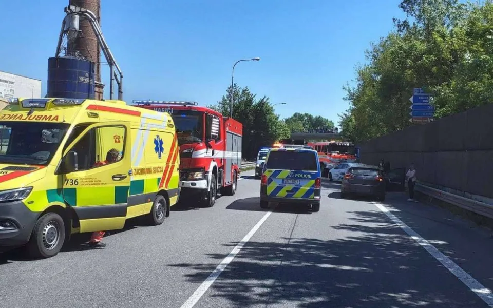 Na obchvatu Slavkova se srazil autobus s autem, řidič auta je těžce zraněný