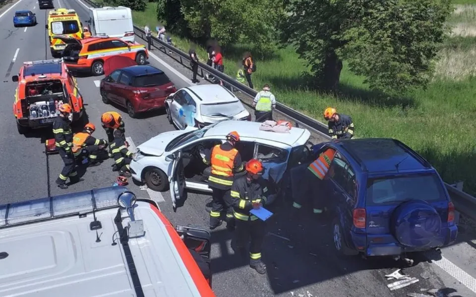 Kolize pěti aut uzavřela dálnici D2 těsně před Brnem, tvoří se kolony