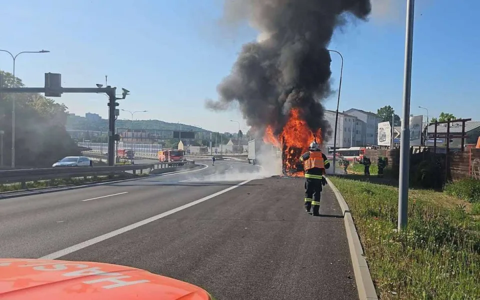 Poblíž Husovického tunelu v Brně vzplál autobus, cestující vyvázli bez úhony
