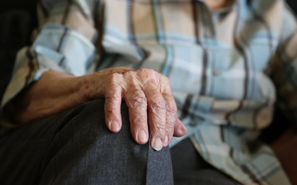Seniorka z Vyškovska chtěla investovat, místo toho ji podvodníci oškubali o miliony