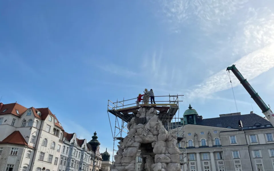 VIDEO: Odborníci na kašnu Parnas znovu usadili sochu Evropy, jde o repliku