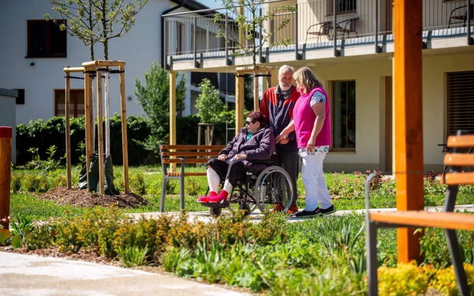 Terapeutická zahrada v Sokolnicích pomáhá seniorům trávit čas venku