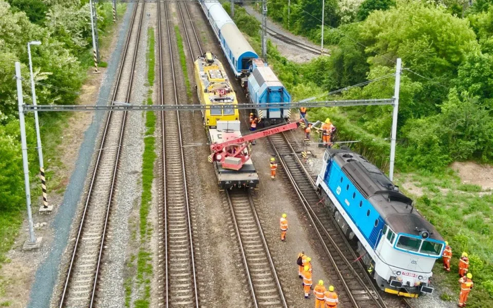 V Heršpicích vykolejila lokomotiva. Železničáři povolali na pomoc speciální jeřáb