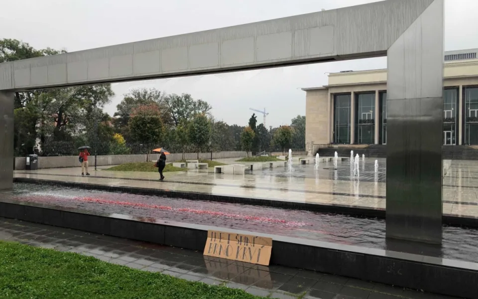 Kašny v centru Brna jsou bez vody, odpůrci veletrhu IDET je minule znečistili