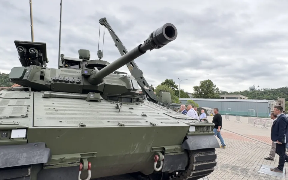 FOTO: Na bezpečnostní veletrhy se do Brna sjela vojenská technika z celého světa