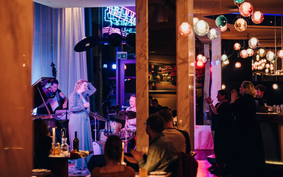 Jazzmin Bar &amp; Dining spojuje špičkovou kuchyni, živý jazz i koktejly s charakterem