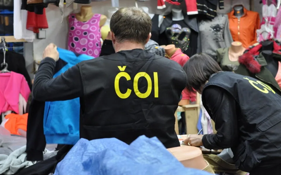 Inspektoři vtrhli na tržnici v Hatích. Zabavili padělky oblečení za devět milionů