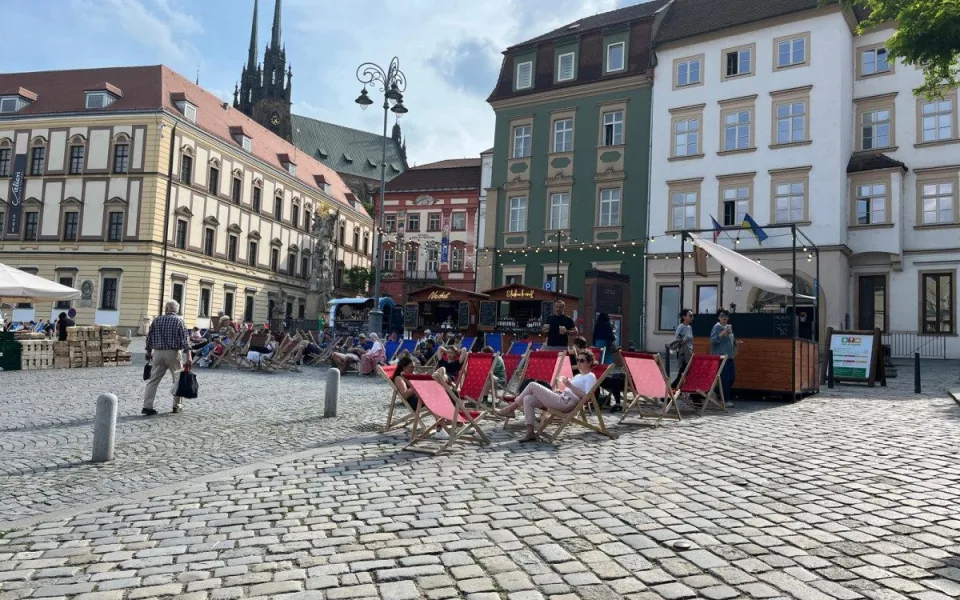 Do ulic Brna se vrátila lehátka. Lidé se mohou v centru slunit jako u moře