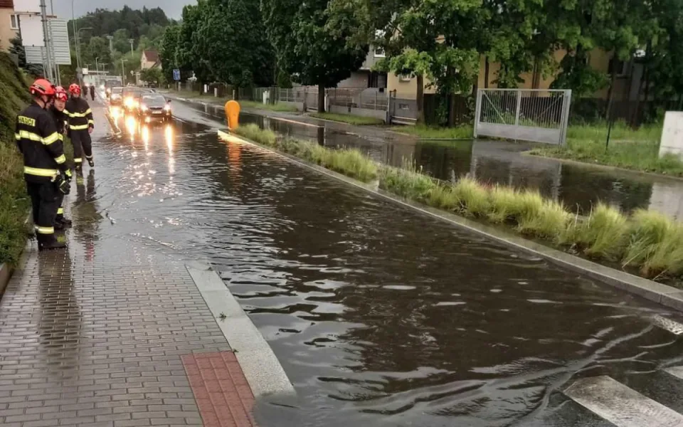 Zatopená D1 a Boskovice bez proudu. Jižní Moravu potrápily noční bouřky
